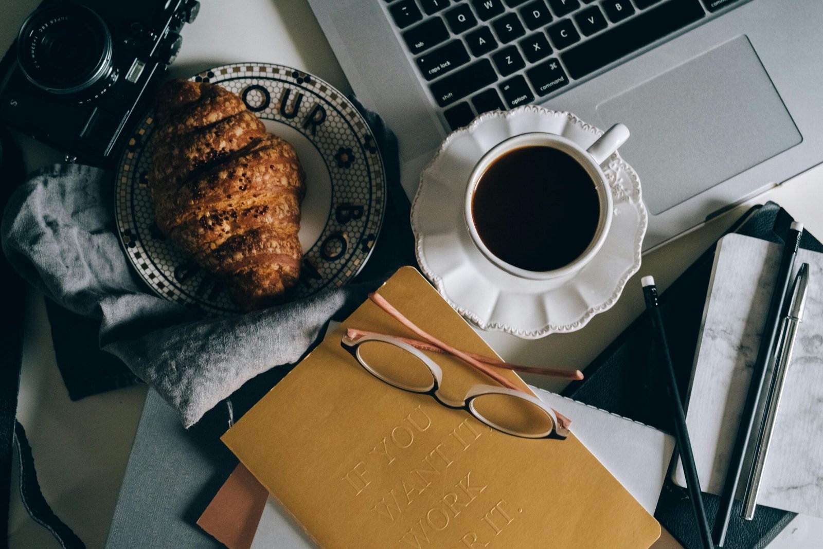 Freelancer productivity: staying organized as a freelancer with tools and tiny wins.