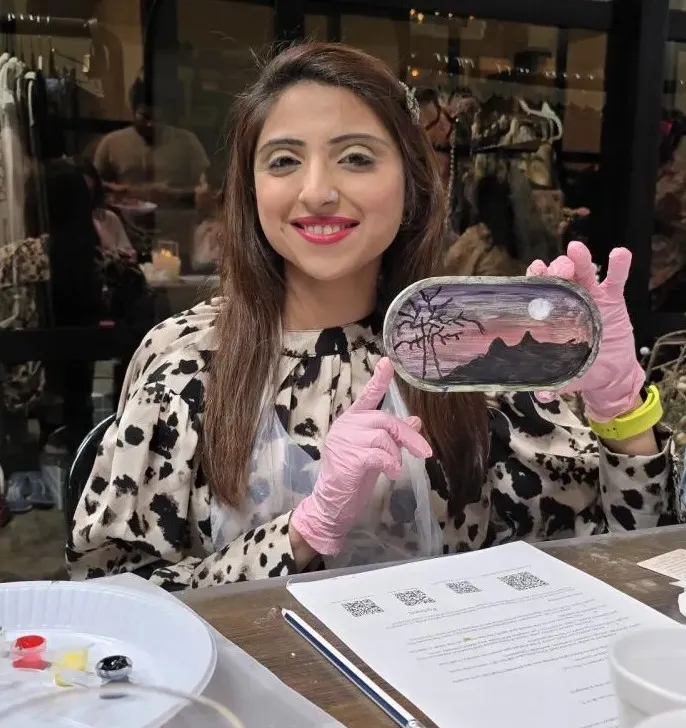 Suman Shafi designing a handmade decorative trinket tray